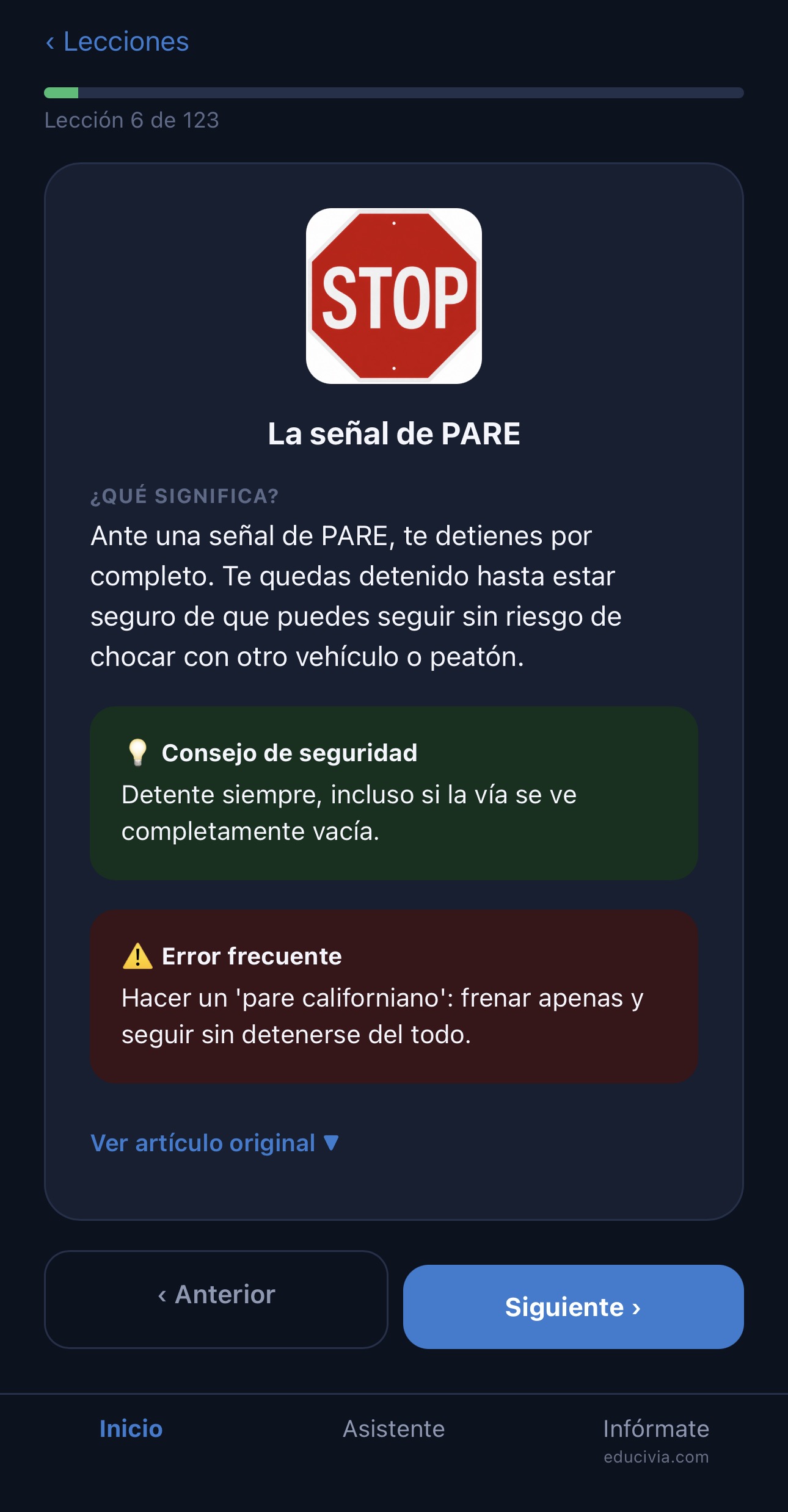 Lección de Educivia sobre la señal de PARE con consejo de seguridad y error frecuente